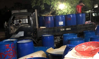 Nhiều thùng hoá chất dùng để ngâm ngó sen, hoa chuối bào.