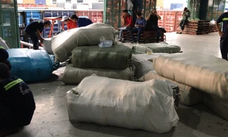 Hàng chục bao tải chứa quần áo bị thu giữ.