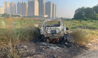 Chiếc ô tô bị đốt cháy ở gần cầu Thủ Thiêm.