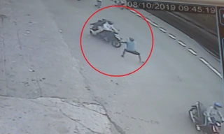 Anh Tính lao ra đường chặn xe hai tên cướp.