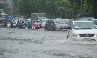 Đường Nguyễn Hữu Cảnh đoạn dưới chân cầu Sài Gòn thường bị ngập nặng do mưa lớn.