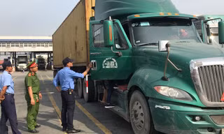 Theo chân CSGT kiểm tra ma tuý tài xế xe container