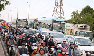Người dân ùn ùn về quê ăn Tết, cửa ngõ Sài Gòn kẹt cứng
