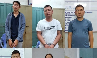 Các đối tượng móc túi bị công an bắt.