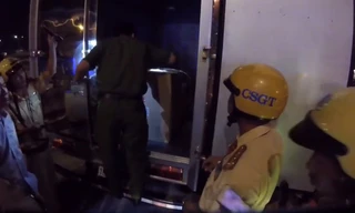 Công an khám xét chiếc xe bán tải nghi chở ma tuý.