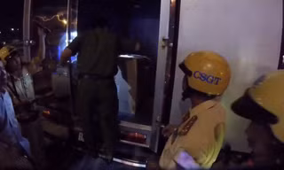 Công an khám xét chiếc xe bán tải nghi chở ma tuý.