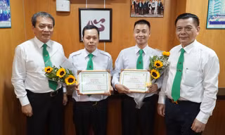 Anh Chiến (thứ 2 từ trái qua) được nhận bằng khen sau cú đúp cứu người.