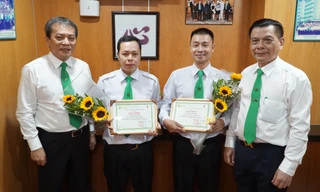 Anh Chiến (thứ 2 từ trái qua) được nhận bằng khen sau cú đúp cứu người.