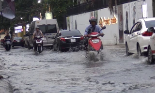 Đường phố Sài Gòn ngập nặng tối đầu tuần do triều cường