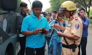 Tài xế ngỡ ngàng khi bị xử phạt vì khách không thắt dây an toàn