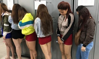 Những nhân viên massage cho kích dục cho khách bị đưa về công an làm việc.