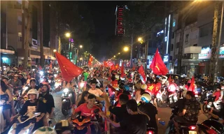Người hâm mộ đổ xuống đường sau trận chung kết AFF Cup.