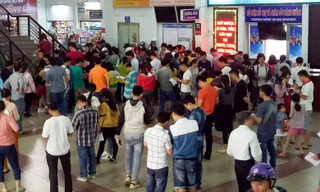 Nhiều người dân đến ga Sài Gòn mua vé tàu Tết.