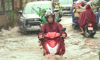 Khu nhà giàu ở Sài Gòn ngập lênh láng sau cơn mưa