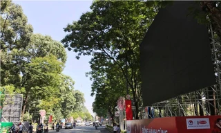 Hạn chế phương tiện lưu thông qua đường Lê Duẩn bể phục vụ người dân xem bóng đá.