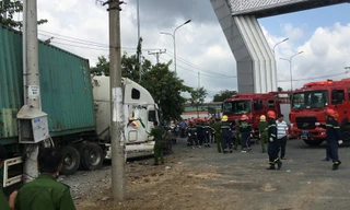 Kinh hoàng giây phút xe container tông ô tô 4 chỗ làm 5 người chết