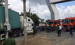 Kinh hoàng giây phút xe container tông ô tô 4 chỗ làm 5 người chết