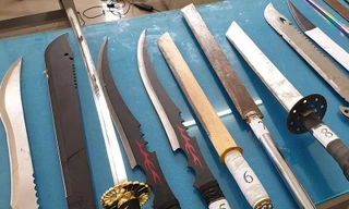 Nhiều mã tấu, kiếm bị công an thu giữ.