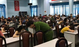 Hàng chục người được đưa về công an làm việc..