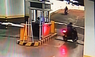 Bẻ khóa xe máy rồi luồn qua barie thoát thân trước mặt bảo vệ