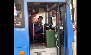 Tài xế xe buýt phun nước miếng khi bị người đi đường nhắc nhở
