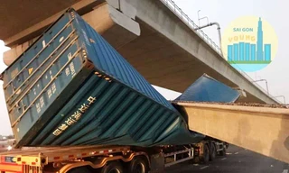 Thùng xe container bị đè bẹp.