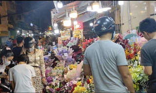 Chợ hoa lớn nhất TP HCM tấp nập khách mua hoa 20/10