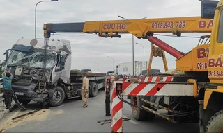 Xe container lao vào lan can cầu Bình Điền, tông tiếp nhiều xe khác