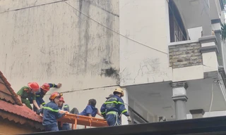 Rơi từ tầng 3 khi đang sơn tường, người đàn ông thoát chết nhờ mái ngói nhà hàng xóm