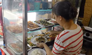 Cơm chay từ thiện 2.000 đồng ấm lòng người nghèo 