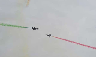 Tiêm kích J-10 Trung Quốc bay biểu diễn mừng Quốc khánh Pakistan