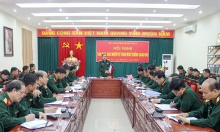 Thiếu tướng Phùng Sĩ Tấn phát biểu tại hội nghị. Ảnh QK2