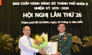 Bí thư Thành ủy TPHCM Nguyễn Thiện Nhân trao quyết định cho Đại tá Nguyễn Trường Thắng. (Nguồn: hcmcpv.org.vn)