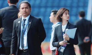 Nữ điều phối viên gây thương nhớ ở trận chung kết King's Cup