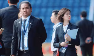 Nữ điều phối viên gây thương nhớ ở trận chung kết King's Cup
