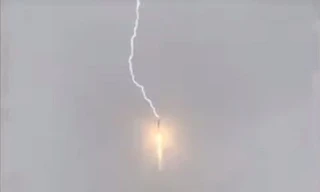 Khoảnh khắc tên lửa Nga bị sét đánh trúng ngay khi rời bệ phóng
