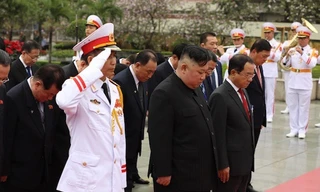 Lãnh đạo Triều Tiên Kim Jong-un viếng Đài tưởng niệm các anh hùng liệt sĩ tại Hà Nội hôm 2/3. Ảnh: Ngọc Thành