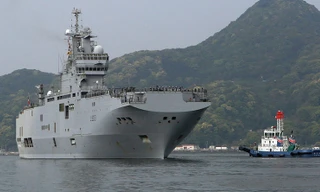 Tàu đổ bộ trực thăng Mistral của Pháp. Ảnh: AP