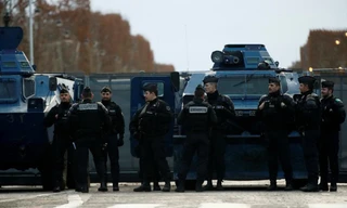 Pháp điều động xe bọc thép để ngăn người biểu tình 'Áo vàng'