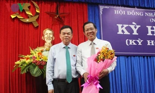 Ông Phan Văn Mãi (người ôm hoa) được bầu giữ chức Chủ tịch HĐND tỉnh Bến Tre - Ảnh: VOV