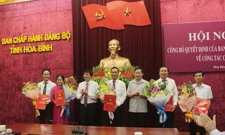 Phó Bí thư Thường trực Tỉnh ủy, Chủ tịch HĐND tỉnh Hòa Bình Trần Đăng Ninh và Phó Chủ tịch UBND tỉnh Bùi Văn Cửu trao Quyết định cho các đồng chí được điều động, luân chuyển, bổ nhiệm