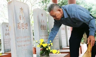 Gần 20 năm qua, ông Dậu tự nguyện trông coi, chăm sóc khu tưởng niệm sĩ quan, chiến sĩ Triều Tiên ở Bắc Giang. Ảnh: Võ Hải
