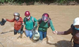 Rưng rưng hình ảnh giáo viên nắm chặt tay nhau vượt dòng lũ chảy xiết đến trường