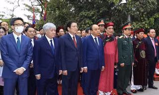 Chủ tịch nước Nguyễn Xuân Phúc dâng hương tưởng niệm các Vua Hùng