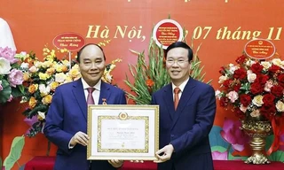 Trao Huy hiệu 40 năm tuổi Đảng tặng Chủ tịch nước Nguyễn Xuân Phúc