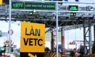 Thu phí tự động hoàn toàn giúp phương tiện lưu thông thuận lợi tại các trạm thu phí. (trạm thu phí Liêm Tuyền trên tuyến cao tốc Cầu Giẽ - Ninh Bình) Ảnh: Phạm Thanh 