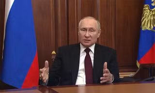 Thủ tướng Nga Vladimir Putin chụp ảnh với các thành viên câu lạc bộ thanh niên yêu nước quân đội năm 2015. Ảnh: Reuters. 