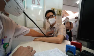 Phó Thủ tướng Vũ Đức Đam tiêm mũi 4 vắc xin ngừa COVID-19