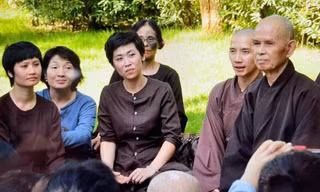 Ca sĩ Lô Thủy (thứ ba từ trái sang) ngồi cùng Thiền sư Thích Nhất Hạnh trong một khóa tu tại Làng Mai Thái Lan. Ảnh: NVCC
