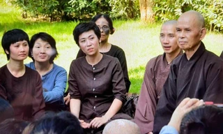 Ca sĩ Lô Thủy (thứ ba từ trái sang) ngồi cùng Thiền sư Thích Nhất Hạnh trong một khóa tu tại Làng Mai Thái Lan. Ảnh: NVCC